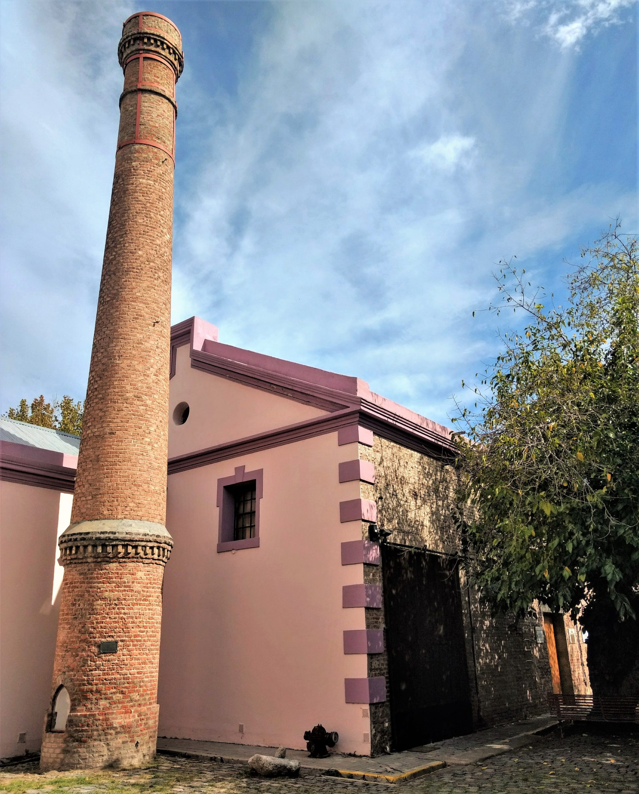 Antigua Sala de Calderas y Chimenea